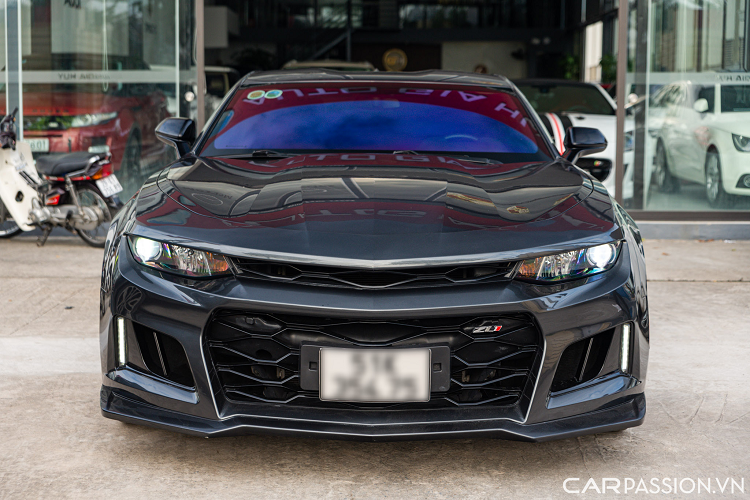 Đây là chiếc Camaro đã được chủ nhân nâng cấp nội/ngoại thất của phiên bản hiệu năng cao ZL1 mang đến nhiều chi tiết khác biệt so với tiêu chuẩn.