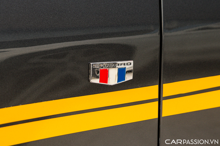 Xe sở hữu nút khởi động thông minh, cần số hiển thị điện tử, phanh tay điện tử, màn hình trung tâm cỡ vừa hiển thị màu sắc nét có khả năng tương thích Apple Carplay, Android Auto, kết nối Wifi, Camera lùi, .... Hệ thống loa trên xe được trang bị tới từ hãng Bose.