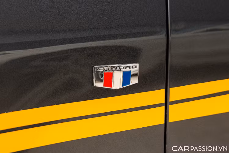 Xe sở hữu nút khởi động thông minh, cần số hiển thị điện tử, phanh tay điện tử, màn hình trung tâm cỡ vừa hiển thị màu sắc nét có khả năng tương thích Apple Carplay, Android Auto, kết nối Wifi, Camera lùi, .... Hệ thống loa trên xe được trang bị tới từ hãng Bose.