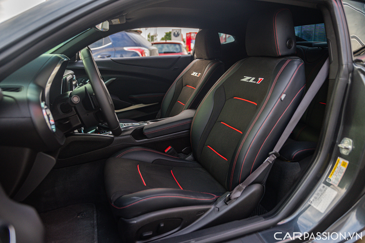 Cụm đèn hậu LED được thay thế với loại có thiết kế xương cá giống với mẫu siêu xe Lamborghini Aventador. Phía trên cốp gắn thêm một bánh gió lớn tăng khí động học cho xe.