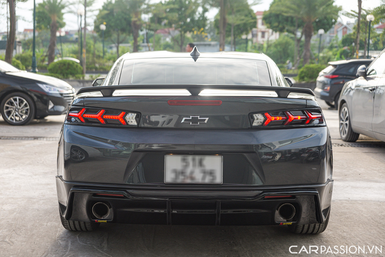 Chevrolet Camaro sở hữu kích thước Dài x Rộng x Cao lần lượt là 4.783 x 1.897 x 1.349 (mm), chiều dài trục cơ sở đạt 2.812 mm. Thân xe được trang trí một đường màu vàng chạy ngang thân xe uống lượn theo những đường gân. Logo biểu tượng của Camaro đặt tại gần cửa xe.