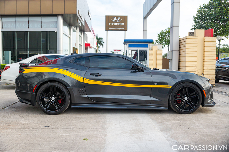 Về phần ngoại thất, phần đầu chiếc Chevrolet Camaro hàng hiếm này đã được lắp thêm gói bodykit của phiên bản ZL1 với lưới tản nhiệt được mở rộng, kết với với những chi tiết đan xen nhau. Logo ZL1 xuất hiện trên lưới tản nhiệt.