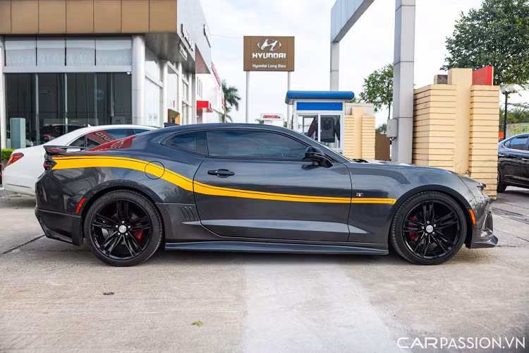 Về phần ngoại thất, phần đầu chiếc Chevrolet Camaro hàng hiếm này đã được lắp thêm gói bodykit của phiên bản ZL1 với lưới tản nhiệt được mở rộng, kết với với những chi tiết đan xen nhau. Logo ZL1 xuất hiện trên lưới tản nhiệt.