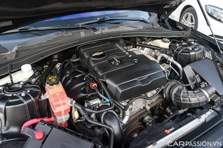 Vô-lăng 3 chấu ốp carbon được tích hợp các nút bấm linh hoạt và logo Camaro. Cụm đồng hồ dạng analog được bổ sung thêm một màn hình điện tử hiển thị những thông số vận hành cần thiết.