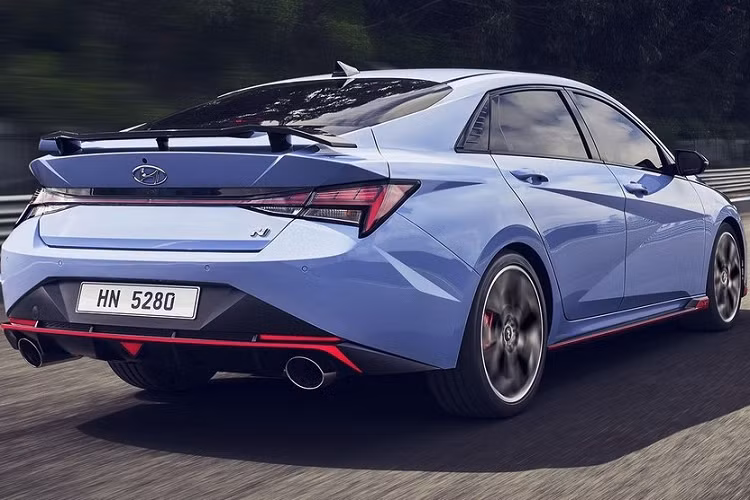 Chiếc Hyundai Elantra 2023 N mới có ngoại thất màu xanh bắt mắt, thời thượng. Phần đầu xe gây ấn tượng với mặt ca lăng và hốc gió trước hầm hố, thể thao hơn. Xe được trang bị dàn nhựa để chia cách lưới tản nhiệt và 3 hốc gió. Bên canh đó, xe có thêm 1 cánh lướt gió trước và bên hông. Lazang của xe được trang bị loại 19 inch với 2 màu tương phản nổi bật.