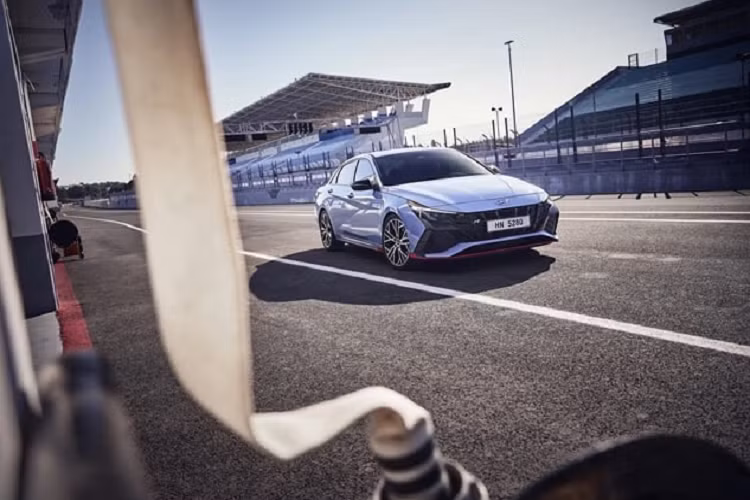 Nếu về Việt Nam, đây dự kiến sẽ là đối thủ xứng tầm của Honda Civic Type R 2023 hay Subaru WRX 2022... Đặc biệt mức giá xe Hyundai Elantra N 2023 dự kiến sẽ "mềm" hơn hai mẫu xe đối thủ mang thương hiệu Nhật Bản.