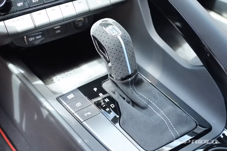 Ở phiên bản Hyundai Elantra N thế hệ thứ 7 này, xe có bộ khuếch tán gió thể thao màu đen và 2 ống xả được thiết kế dạng tròn, cỡ lớn, đặt ở 2 bên, mang đến âm thanh mạnh mẽ, đã tai xứng đáng với tên gọi “xe đua đường phố”.