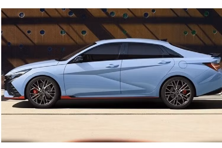 Ngoài ra, mẫu xe sedan thể thao Hyundai Elantra N 2023 có tùy chọn có cả số sàn và tự động. Nếu khách hàng thích tiện lợi có thể chọn hộp số ly hợp kép 8 cấp hoặc số sàn 6 cấp.