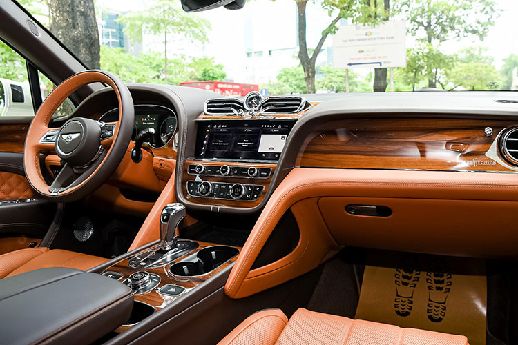 Được biết, hai vợ chồng đã xem chiếc SUV siêu sang Bentley Bentayga V8 ở Hà Nội và nhanh chóng quay về Bắc Ninh để được bàn giao xe trong chiều hôm qua, ngày 17/1/2022. Sự có mặt của chiếc xe Bentley Bentayga V8 tại Bắc Ninh đã thu hút nhiều người đi đường.