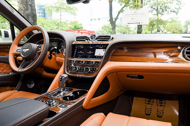 Được biết, hai vợ chồng đã xem chiếc SUV siêu sang Bentley Bentayga V8 ở Hà Nội và nhanh chóng quay về Bắc Ninh để được bàn giao xe trong chiều hôm qua, ngày 17/1/2022. Sự có mặt của chiếc xe Bentley Bentayga V8 tại Bắc Ninh đã thu hút nhiều người đi đường.