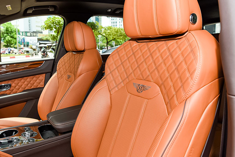 Bentley Bentayga V8 thế hệ thứ 3 đã có trên 35 chiếc được mang về dải đất hình chữ S theo diện nhập khẩu chính hãng lẫn qua các công ty tư nhân. Ngoài màu sơn trắng sữa, chiếc xe Bentley Bentayga V8 của cặp vợ chồng U60 tỉnh Bắc Ninh còn có nội thất mang tông màu da bò cùng với đó là hàng loạt chi tiết mạ crôm hay ốp gỗ cao cấp và đắt tiền.