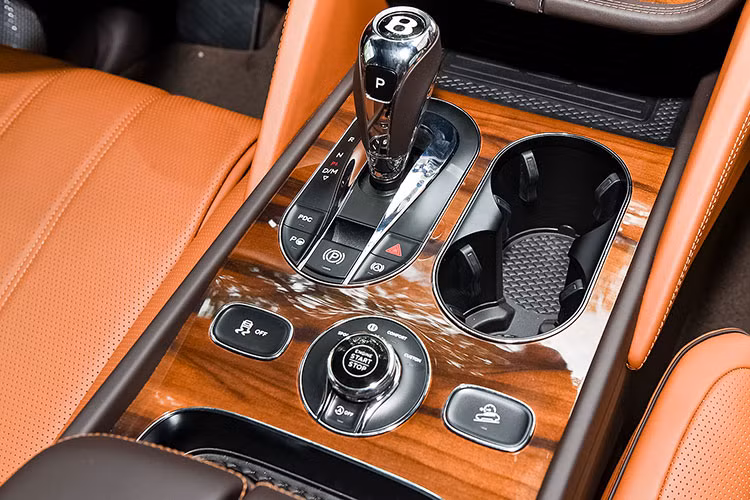 Hệ thống thông tin giải trí thế hệ tiếp theo được tích hợp liền mạch vào thiết kế bảng điều khiển kiểu “đôi cánh” được làm thủ công của Bentley và có màn hình hiển thị 10,9 inch với đồ họa tràn cạnh. Apple CarPlay không dây lần đầu tiên là tiêu chuẩn, cùng với hệ thống có dây hiện có và hệ thống Android Auto (phụ thuộc vào từng thị trường).