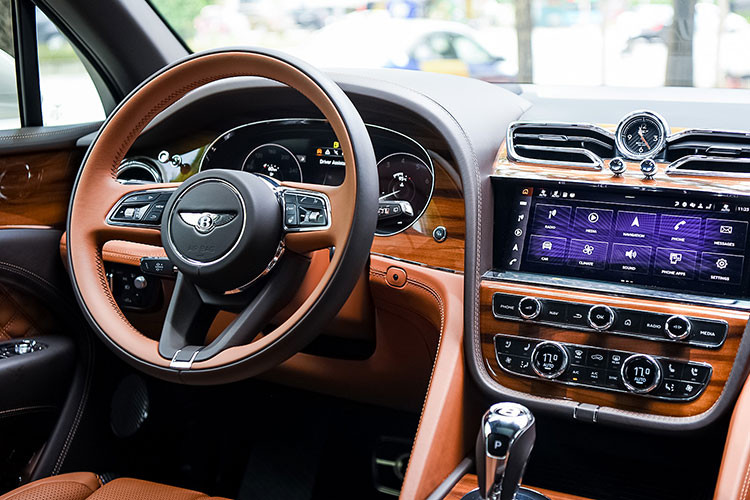 Rất nhiều người đã choáng trước sự chịu chơi của đại gia Bắc Ninh khi đã ở tuổi ngoài 60 vẫn chọn chơi một chiếc xe nhanh nhưng cũng vô cùng êm ái và thoải mái như Bentley Bentayga V8. Người trong cuộc tiết lộ, giá xe Bentley Bentayga V8 khoảng trên 20 tỷ đồng, một mức giá vô cùng đắt đỏ do xe sở hữu rất nhiều tùy chọn đắt tiền.