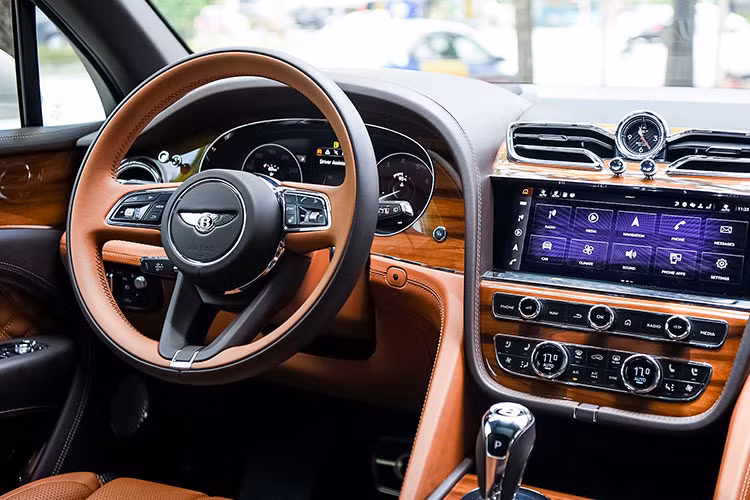 Rất nhiều người đã choáng trước sự chịu chơi của đại gia Bắc Ninh khi đã ở tuổi ngoài 60 vẫn chọn chơi một chiếc xe nhanh nhưng cũng vô cùng êm ái và thoải mái như Bentley Bentayga V8. Người trong cuộc tiết lộ, giá xe Bentley Bentayga V8 khoảng trên 20 tỷ đồng, một mức giá vô cùng đắt đỏ do xe sở hữu rất nhiều tùy chọn đắt tiền.