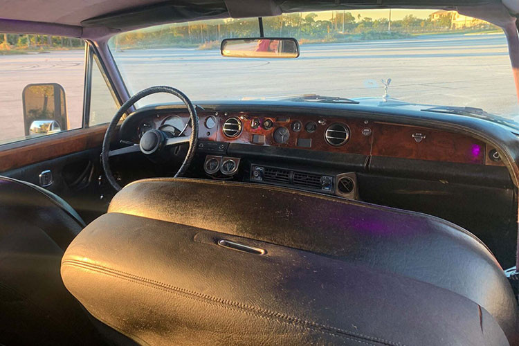 Nhưng chưa dừng lại ở đó, họ đã có kế hoạch thay thế động cơ một lần nữa với máy LS dung tích 6.0 lít. Công suất được truyền đến các bánh xe thông qua một hộp số GM TH400 3 cấp, được điều khiển bằng một lẫy số giống như ở xe bán tải hoặc Rolls-Royce cổ điển.