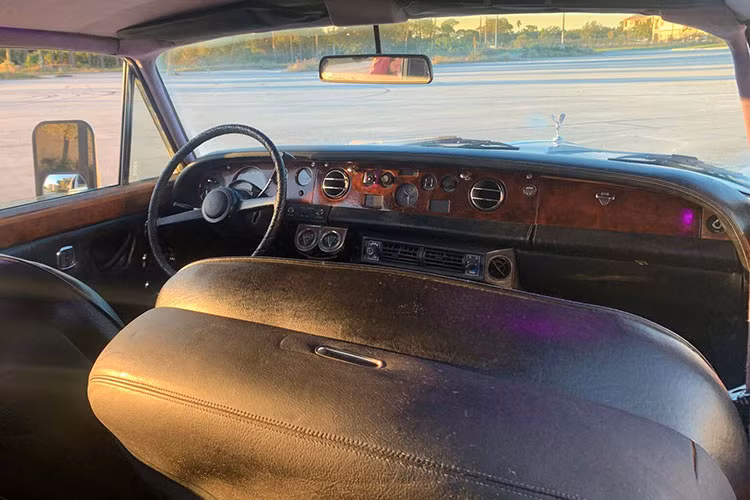 Nhưng chưa dừng lại ở đó, họ đã có kế hoạch thay thế động cơ một lần nữa với máy LS dung tích 6.0 lít. Công suất được truyền đến các bánh xe thông qua một hộp số GM TH400 3 cấp, được điều khiển bằng một lẫy số giống như ở xe bán tải hoặc Rolls-Royce cổ điển.