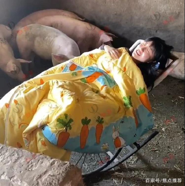 Co gai xinh xan thich ngu trong chuong lon, mua hat cho 'dan con' nghe