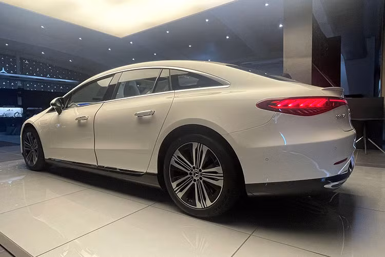 Cũng theo ông ông Martin Schwenk - Mercedes-Benz EQS 580 4Matic 2022 mới là sự pha trộn hoàn hảo giữa công nghệ, sự sang trọng và an toàn, mang đến nhiều tính năng công nghệ tiên phong cho khách hàng của của thương hiệu xe sang Đức tại thị trường Ấn Độ.