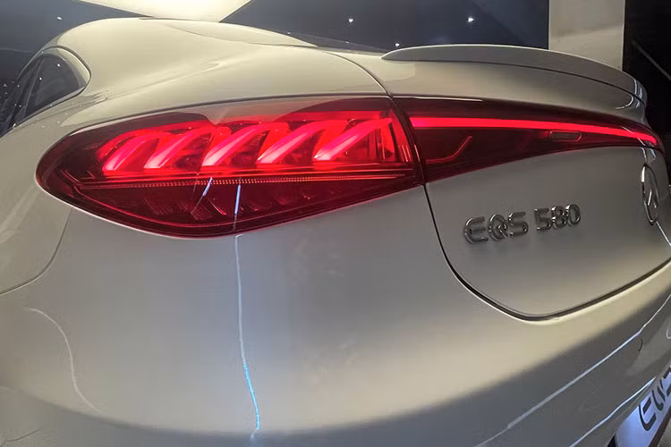 "Ấn Độ là quốc gia đầu tiên bên ngoài nước Đức sản xuất EQS 580 4Matic và sự khác biệt độc đáo này tạo cơ sở cho cam kết với khách hàng và tầm nhìn dài hạn của Mercedes-Benz Ấn Độ trong việc phát triển thị trường xe điện hạng sang tại đây”, ông Schwenk nói thêm.