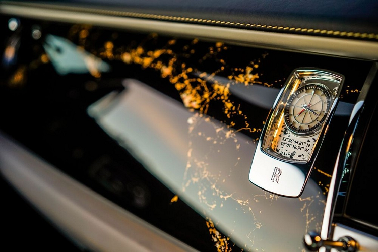 Hãng xe Rolls-Royce đã trang bị cho Wraith Eagle VIII một chiếc đồng hồ đặc biệt với mặt nền đồng hồ có hiệu ứng đóng băng, đồng thời có khả năng phát ra ánh sáng màu xanh nhạt trong đêm tối. Kim giờ của đồng hồ có màu đỏ như kim chỉ hướng la bàn, lấy cảm hứng từ thiết kế đồng hồ trên máy bay Vickers Vimy.