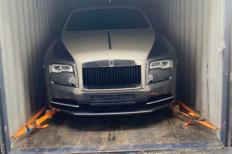 Chiếc Coupe siêu sang Rolls-Royce Wraith Eagle VIII đầu tiên về Việt Nam được nhập khẩu không chính hãng. Đơn vị mang xe về nước cho biết đã rất đau đầu trong việc tìm hàng cho khách của mình. Trên toàn thế giới chỉ có 50 xe Rolls-Royce Wraith Eagle VIII được sản xuất và gần như đã không còn tìm thấy suất mua xe.