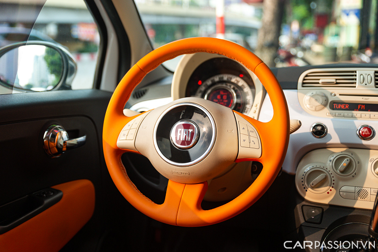 Khoang nội thất của Fiat 500 có kích thước nhỏ gọn nhưng có không gian thoáng. Các nút bấm dạng tròn cùng các núm xoay chỉnh hệ thống điều hoà. Phần táp-lô trung tâm sơn trùng màu ngoại thất.