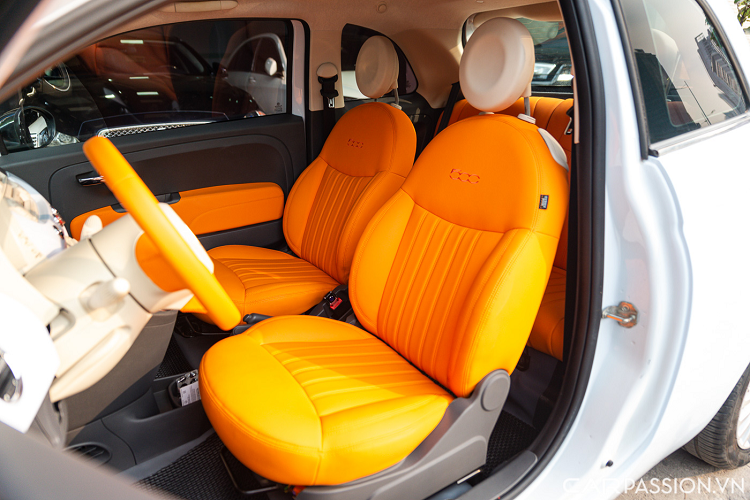 Các chi tiết làm bằng da được bọc lại với tông màu cam nổi bật, hệ thống ghế ngồi được bọc da 2 màu cam/trắng. Tên mẫu xe được thêu trên mặt ghế.