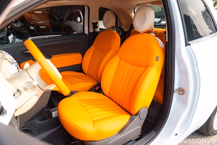 Các chi tiết làm bằng da được bọc lại với tông màu cam nổi bật, hệ thống ghế ngồi được bọc da 2 màu cam/trắng. Tên mẫu xe được thêu trên mặt ghế.