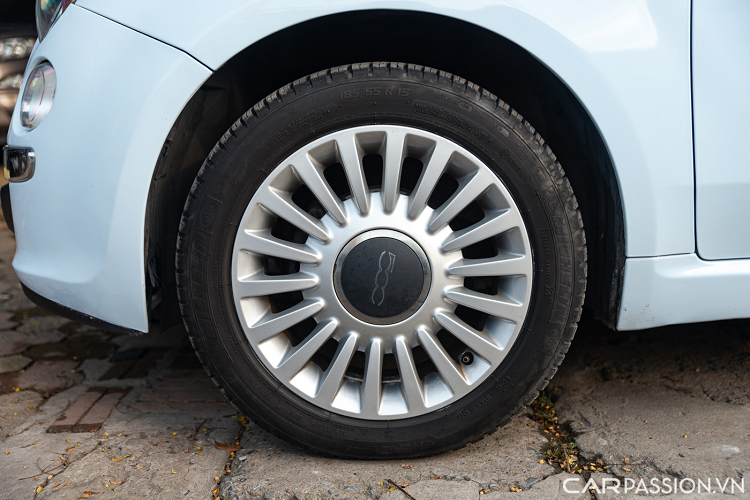 Fiat 500 sở hữu kích thước nhỏ gọn với thông số Dài x Rộng x Cao lần lượt là 3.546 x 1.627 x 1.488 (mm), chiều dài trục cơ sở đạt 2.300 mm. Chiếc xe này sở hữu lớp sơn màu xanh nhạt đi cùng gương chiếu hậu được mạ chrome.