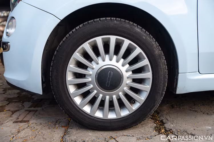 Fiat 500 sở hữu kích thước nhỏ gọn với thông số Dài x Rộng x Cao lần lượt là 3.546 x 1.627 x 1.488 (mm), chiều dài trục cơ sở đạt 2.300 mm. Chiếc xe này sở hữu lớp sơn màu xanh nhạt đi cùng gương chiếu hậu được mạ chrome.