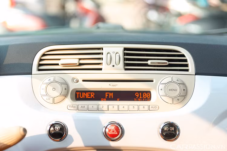 Hệ thống giải trí ở mức cơ bản với Radio, CD, FM và AM. Ba nút chính đặt trung tâm gồm chế độ lái City, đèn cảnh báo hazard và đèn sương mù trước/sau đặt phía dưới. Trong khi các nút chỉnh hệ thống điều hòa và nút đóng/mở kính cửa sổ đặt cùng cụm cần số.