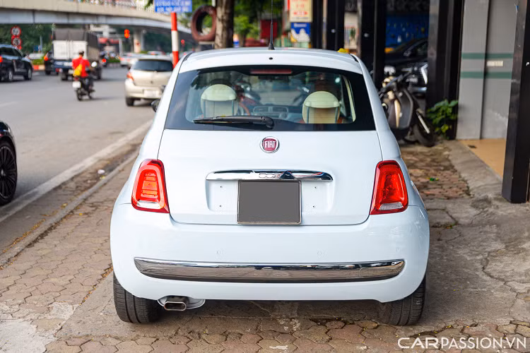 Bộ mâm trên chiếc Fiat 500 là loại hợp kim đa chấu có kích thước 15 inch, đi kèm bộ lốp Michelin có thông số 185/55 R 15.