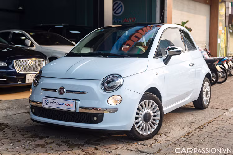 Với thiết kế nhỏ gọn, ưa nhìn, Fiat 500 đã từ lâu trở thành biểu tượng của thương hiệu xe Ý. Chiếc Fiat 500 đầu tiên đã được ra mắt vào năm 1957 và dòng xe được sản xuất cho tới tận năm 1975. Nhiều năm sau, vào năm 2007, thương hiệu xe bình dân Ý đã “hồi sinh” dòng xe với mẫu xe Fiat 500 thế hệ mới với thiết kế hiện đại nhưng vẫn mang đậm bản sắc của chiếc xe thuở đầu.