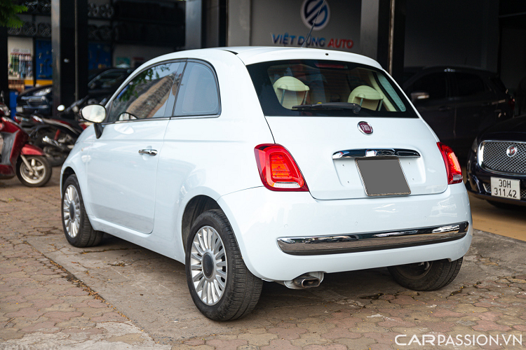 Fiat 500 có thiết kế đơn giản với đầu xe sở hữu cụm đèn pha dạng projector, phía dưới là bóng halogen. Các chi tiết mạ chrome xuất hiện ở phần cản trước và chạy dọc về hai bên. Nắp ca-pô xuất hiện đường gân ngay chính giữa tăng sự khỏe khoắn cho chiếc xe.