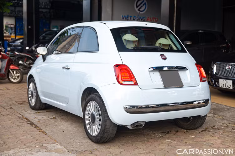 Fiat 500 có thiết kế đơn giản với đầu xe sở hữu cụm đèn pha dạng projector, phía dưới là bóng halogen. Các chi tiết mạ chrome xuất hiện ở phần cản trước và chạy dọc về hai bên. Nắp ca-pô xuất hiện đường gân ngay chính giữa tăng sự khỏe khoắn cho chiếc xe.