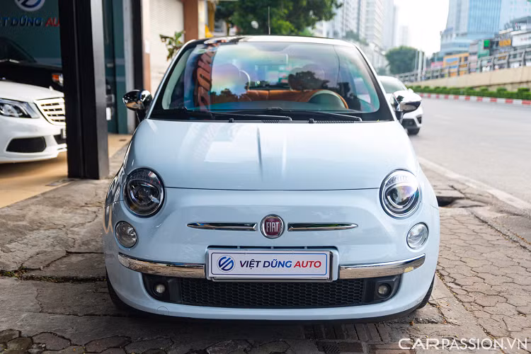 Mới đây, một chiếc Fiat 500 đời 2009 đã được rao bán tại showroomxe cũ tại Hà Nội với giá 400 triệu đồng, ngang với một chiếc Kia Morning mới “đập hộp”.