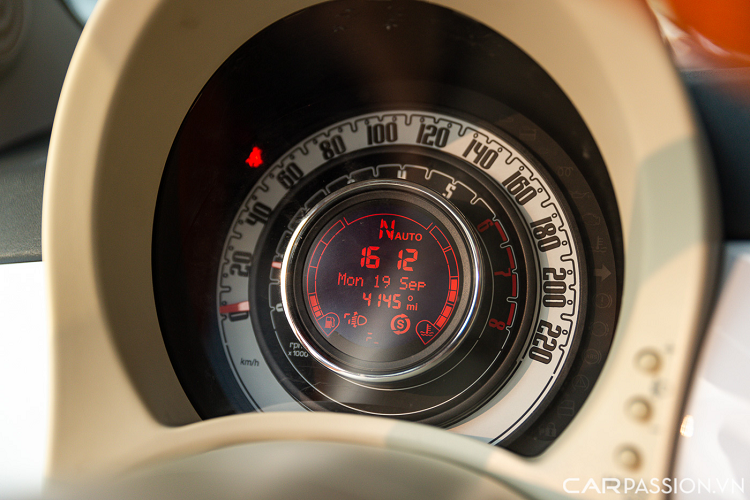 Vô lăng 3 chấu tích hợp nút bấm hỗ trợ người lái. Đồng hồ analog đa thông tin thiết kế hình tròn cổ điển. Phần đo tốc độ và vòng tua có dạng cơ học.