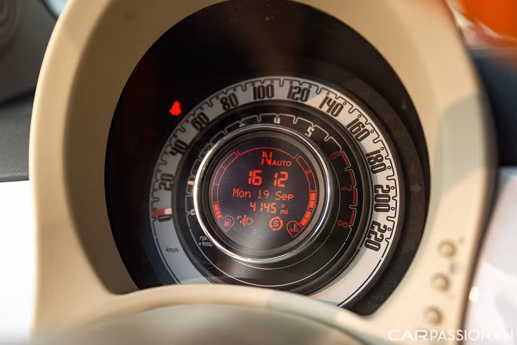 Vô lăng 3 chấu tích hợp nút bấm hỗ trợ người lái. Đồng hồ analog đa thông tin thiết kế hình tròn cổ điển. Phần đo tốc độ và vòng tua có dạng cơ học.