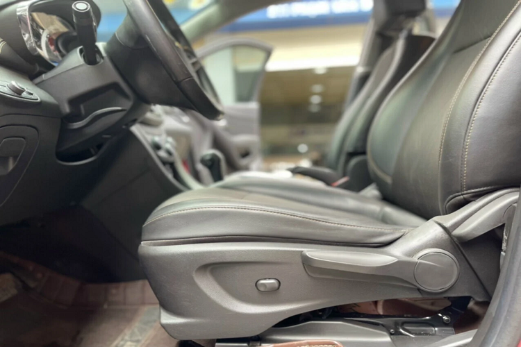 Chevrolet Trax 2017 có chiều dài 4254 mm, bề ngang 1776 mm, chiều cao 1678 mm, chiều dài cơ sở 2.555 mm. Khoảng sáng gầm 210 mm. Đèn pha dạng projector, chưa phải đèn LED như trên hầu hết ô tô hiện nay.