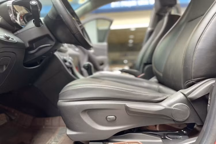 Chevrolet Trax 2017 có chiều dài 4254 mm, bề ngang 1776 mm, chiều cao 1678 mm, chiều dài cơ sở 2.555 mm. Khoảng sáng gầm 210 mm. Đèn pha dạng projector, chưa phải đèn LED như trên hầu hết ô tô hiện nay.