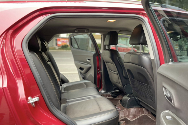 Tuy nhiên khoang lái Trax thiết kế không thật sự ấn tượng, có tính thẩm mỹ như các mẫu xe hiện nay. Bảng đồng hồ đơn giản, khu vực cần số không thực sự bắt mắt, ghế lái chỉnh tay, xe vẫn dùng phanh tay dạng cơ khí trong khi hầu hết các mẫu xe đối thủ đều đã chuyển sang phanh tay điện tử hiện đại, gọn gàng hơn.