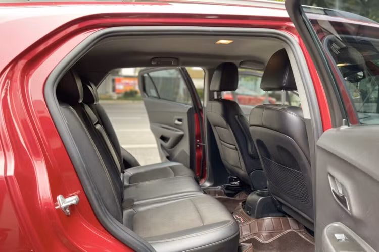 Tuy nhiên khoang lái Trax thiết kế không thật sự ấn tượng, có tính thẩm mỹ như các mẫu xe hiện nay. Bảng đồng hồ đơn giản, khu vực cần số không thực sự bắt mắt, ghế lái chỉnh tay, xe vẫn dùng phanh tay dạng cơ khí trong khi hầu hết các mẫu xe đối thủ đều đã chuyển sang phanh tay điện tử hiện đại, gọn gàng hơn.