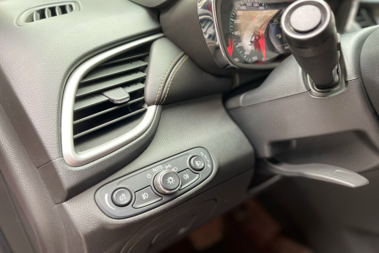 Xe dùng động cơ tăng áp dung tích 1.4L Ecotec cho công suất cực đại 140 mã lực tại dải 4900-6000 vòng/ phút, mô-men xoắn 200 Nm tại dải vòng tua 1850–4900 vòng/ phút. cùng hộp số tự động 6 cấp và hệ dẫn động cầu trước. Mẫu xe cũng sở hữu hệ thống cruise control.