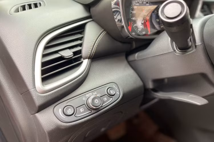 Xe dùng động cơ tăng áp dung tích 1.4L Ecotec cho công suất cực đại 140 mã lực tại dải 4900-6000 vòng/ phút, mô-men xoắn 200 Nm tại dải vòng tua 1850–4900 vòng/ phút. cùng hộp số tự động 6 cấp và hệ dẫn động cầu trước. Mẫu xe cũng sở hữu hệ thống cruise control.