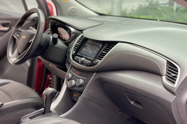 Hiện nay giá xe Chevrolet Trax 2017 có mức bán ra dao động 450-480 triệu đồng, chỉ ngang các mẫu xe hạng A mà kiểu dáng cao ráo, hiện đại hơn hẳn. Người dùng lần đầu lái xe hoặc từ xe hạng A mong muốn đổi sang một mẫu xe gầm cao đa dụng giá 500-600 triệu có thể tham khảo Chevrolet Trax.