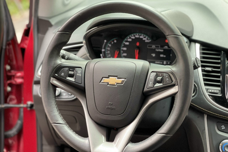 Sức mạnh này là tương đương với Kia Seltos bản 1.4 (138 mã lực, 242 Nm), Honda HR-V (141 mã lực, 172 Nm). Chevrolet Trax có hình dáng tương đồng với mẫu Ford EcoSport với đầu xe ngắn. Xe vẫn có đầy đủ các chức năng cơ bản như kết nối bluetooth, usb, màn hình giải trí Mylink, dàn âm thanh 6 loa.