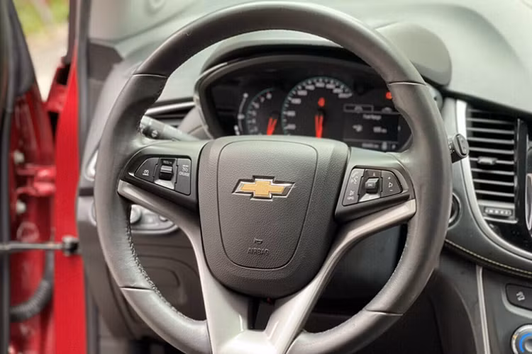 Sức mạnh này là tương đương với Kia Seltos bản 1.4 (138 mã lực, 242 Nm), Honda HR-V (141 mã lực, 172 Nm). Chevrolet Trax có hình dáng tương đồng với mẫu Ford EcoSport với đầu xe ngắn. Xe vẫn có đầy đủ các chức năng cơ bản như kết nối bluetooth, usb, màn hình giải trí Mylink, dàn âm thanh 6 loa.