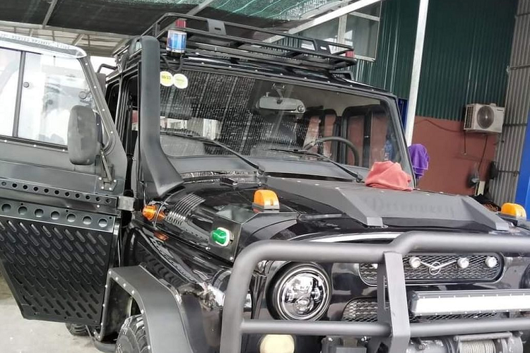 Trang bị tiện nghi trên UAZ Hunter Chase cũng phong phú, hiện đại hơn với 5 màn hình trên xe, bao gồm: 1 màn hình sau vô-lăng điều khiển hệ thống giải trí, kết nối wifi, định vị vệ tinh.., 2 màn hình treo gối sau hàng ghế đầu, 1 màn hình treo trần và 1 màn hình ở giữa hàng ghế sau chạy hệ thống giải trí DVD riêng biệt.