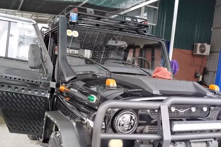 Trang bị tiện nghi trên UAZ Hunter Chase cũng phong phú, hiện đại hơn với 5 màn hình trên xe, bao gồm: 1 màn hình sau vô-lăng điều khiển hệ thống giải trí, kết nối wifi, định vị vệ tinh.., 2 màn hình treo gối sau hàng ghế đầu, 1 màn hình treo trần và 1 màn hình ở giữa hàng ghế sau chạy hệ thống giải trí DVD riêng biệt.