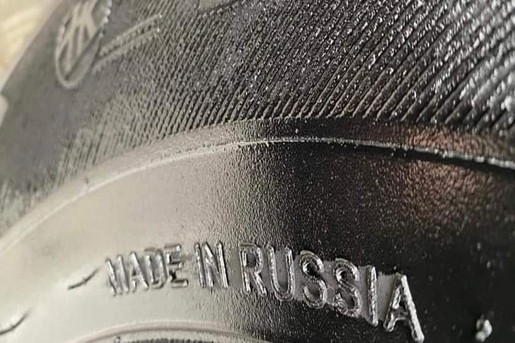 Về truyền động, UAZ Hunter Chase vẫn sử dụng động cơ xăng 2.7 L, mô-men xoắn lớn nhất 210 N.m, sản sinh công suất cực đại 128 mã lực. Động cơ này kết hợp với hộp số sàn 5 tốc độ và chế độ cài cầu 4H, 4L.